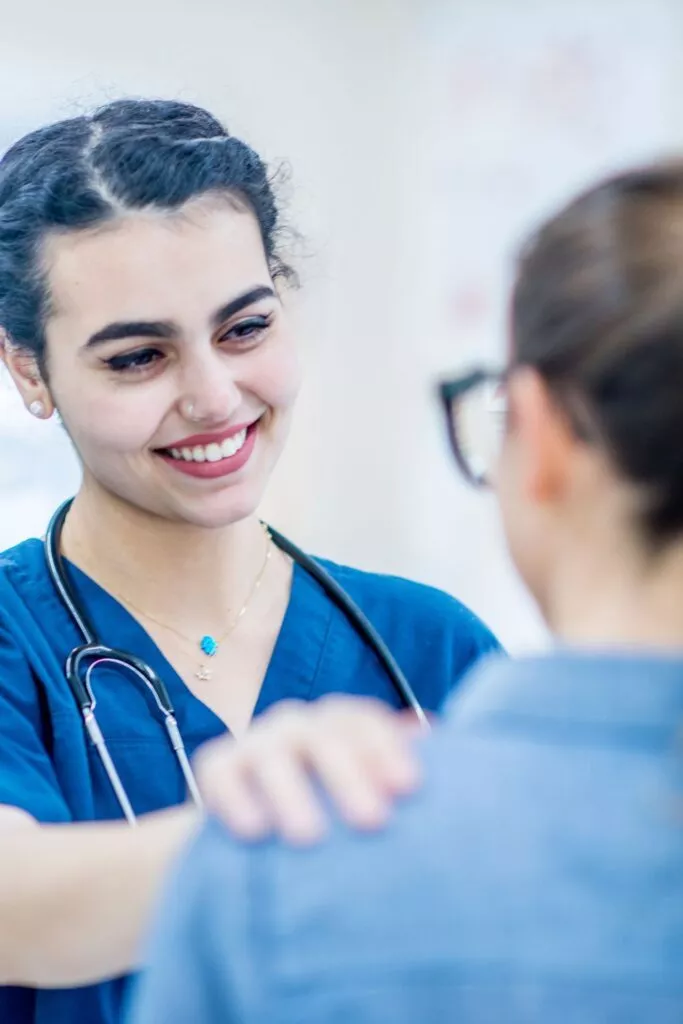 Vorteil 2: Kleiner dimensionierte Krankenhäuser stehen für ein angenehmeres Arbeitsklima. Vorteil 2: Kleiner dimensionierte Krankenhäuser stehen für ein angenehmeres Arbeitsklima.