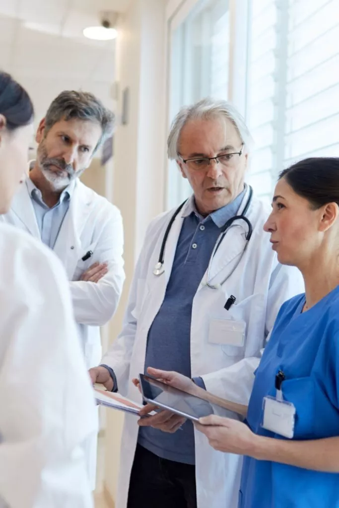 Vorteil 3: Renommierte Mediziner:innen als Mentor:innen. Vorteil 3: Renommierte Mediziner:innen als Mentor:innen.