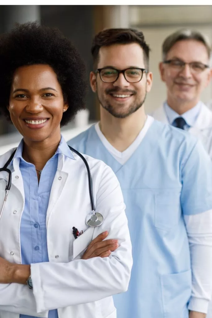 Vorteil 4: Erfahrene Fachärzt:innen aller Abteilungen teilen ihr Wissen. Vorteil 4: Erfahrene Fachärzt:innen aller Abteilungen teilen ihr Wissen.